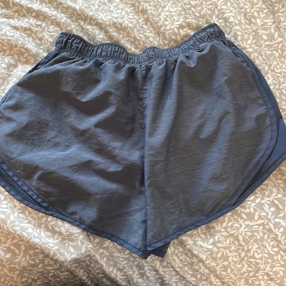 Women’s Nike shorts - Picture 2 of 4